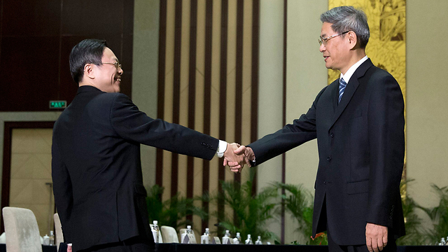 "צריך להפעיל קצת דמיון". נציג טייוואן וואנג (משמאל) עם הנציג הסיני ג'אנג (צילום: AP) (צילום: AP)