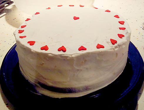 אפשר להכין כל עוגה אהובה ולקשט באהבה (צילום: דניאל ארנון) (צילום: דניאל ארנון)