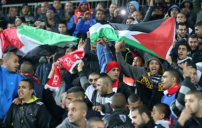דגל פלסטין ביציע של בני לוד (צילום: ראובן שוורץ) (צילום: ראובן שוורץ)