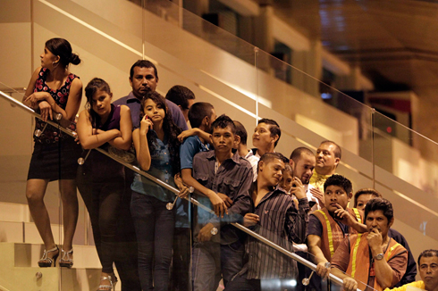 אזרחים בנמל התעופה באל סלבדור (צילום: רויטרס) (צילום: רויטרס)