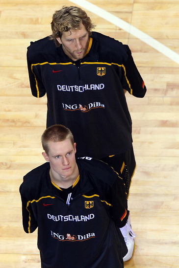 בנזינג עם נוביצקי בנבחרת גרמניה. ההשוואה המיידית (צילום: GettyImages)