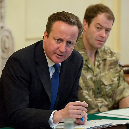 טיפול לקוי במצב? ראש הממשלה קמרון בדיון על מזג האוויר הקשה (צילום: AP) (צילום: AP)