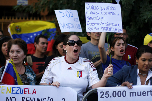הפגנה מרחוק. מחאה נגד ממשלת ונצואלה מול השגרירות בסנטיאגו, צ'ילה (צילום: EPA) (צילום: EPA)