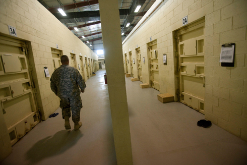 רוצים להשאיר כוחות באפגניסטן. מתקן כליאה אמריקני ליד בסיס בגראם (צילום: AP) (צילום: AP)