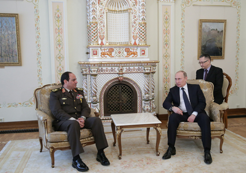 נשיא רוסיה כבר בירך על מועמדותו של הגנרל המצרי. פוטין וא-סיסי במוסקבה (צילום: AP) (צילום: AP)