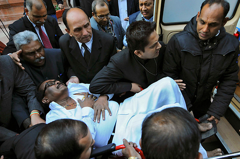 נראינה ראו, חבר פרלמנט הודי, מפונה לבית החולים (צילום: רויטרס) (צילום: רויטרס)