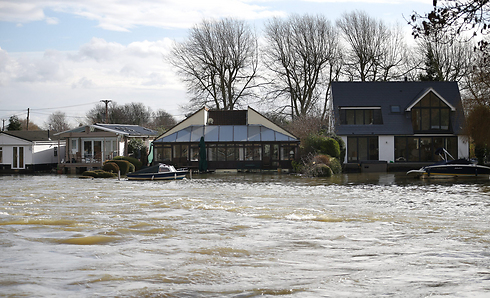 נהר התמזה מאיים על בתי עיירה (צילום: גטי אימג'בנק) (צילום: גטי אימג'בנק)