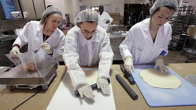 מדעני המעבדה הצבאית עם הפיצה שפיתחו (צילום: AP) (צילום: AP)