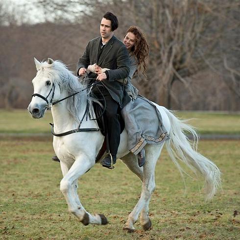 קולין פארל וג'סיקה בראון פינדלי על הסוס הלבן והמעופף ב"אגדת חורף" ()