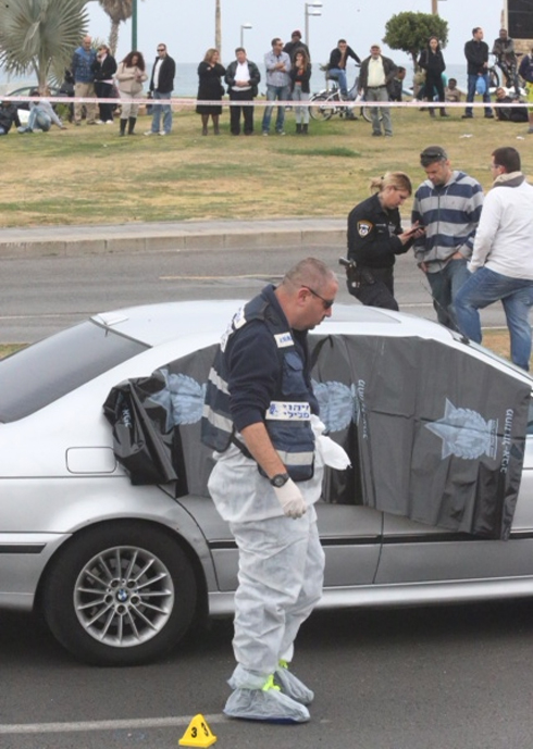 המכונית שבה נרצח לאלא. המשטרה עוברת למישור המודיעיני (צילום: מוטי קמחי) (צילום: מוטי קמחי)