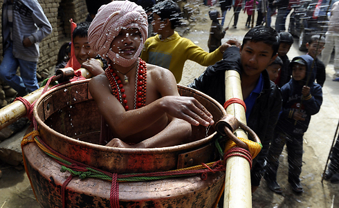 נזיר הינדי משתתף בפסטיבל דתי בפאתי קטמנדו, בירת נפאל. במהלך הפסטיבל, נשים נשואות ורווקות צמות במשך חודש (צילום: AFP) (צילום: AFP)