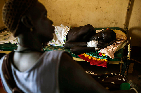 חייל דרום סודני שנפצע בעימותים עם מורדים מאושפז בבית חולים שדה ביירול (צילום: AFP) (צילום: AFP)