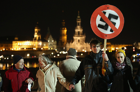 בעיר דרזדן בגרמניה ציינו 69 שנה להפצצות בעלות הברית בעיר במלחמת העולם השנייה והניפו שלטים נגד הגזענות והאנטישמיות (צילום: גטי אימג'בנק) (צילום: גטי אימג'בנק)