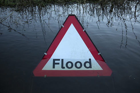 גם השלט שמזהיר מפני הצפה לא עמד בפרץ המים של נהר התמזה בוורגרייב, אנגליה (צילום: גטי אימג'בנק) (צילום: גטי אימג'בנק)