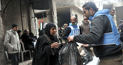 UN workers distribute food in Yarmouk (Photo: EPA) (Photo: EPA)