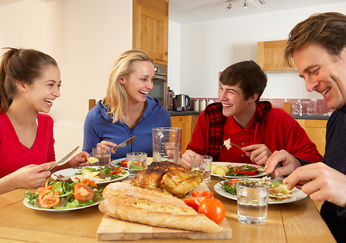 ארוחת ערב משפחתית תורמת הן להורים והן לילדים (צילום: shutterstock) (צילום: shutterstock)