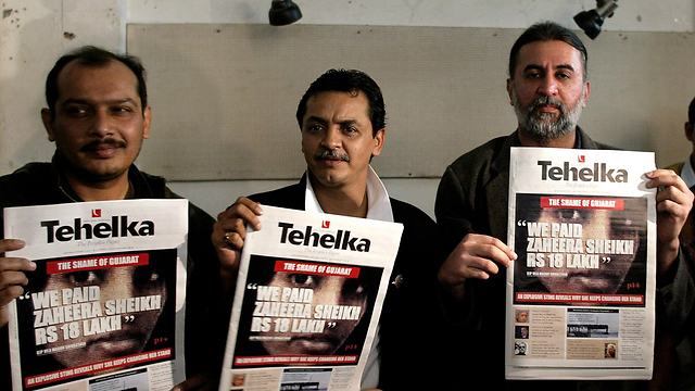 הפרשה שמסעירה את הודו. טג'פאל (מימין) ובכירים בעיתון (צילום: AP) (צילום: AP)