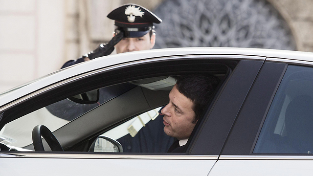 בדרך למינוי. רנצי מגיע לארמון הנשיאות ברומא (צילום: EPA) (צילום: EPA)
