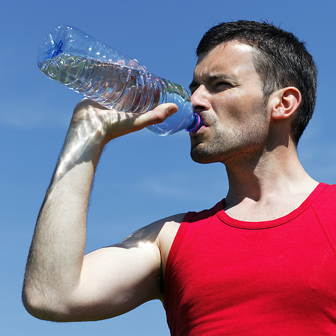 מבצעים אימון ריצה בקיץ? זיכרו: קודם כל מים (צילום: shutterstock) (צילום: shutterstock)