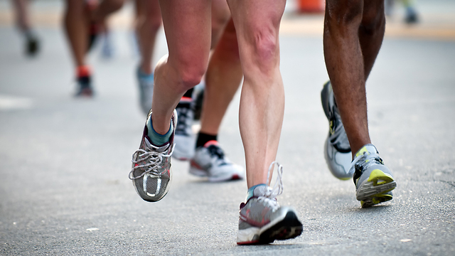אל תחליפו נעליים לקראת המירוץ. מתאמנים ורצים באותן נעליים (צילום: shutterstock) (צילום: shutterstock)