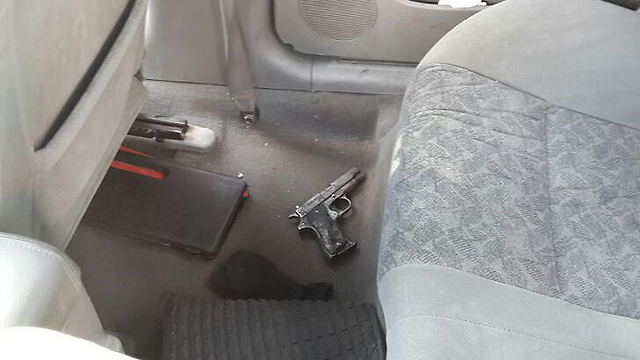 האקדח שנמצא במכונית (צילום: דוברות המשטרה) (צילום: דוברות המשטרה)