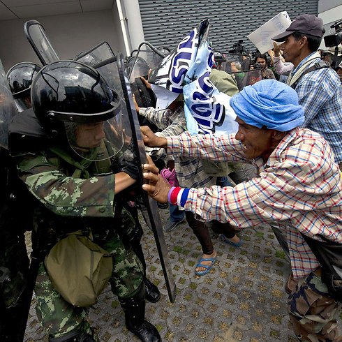 גם החקלאים זועמים על הממשלה. עימות עם שוטרים בפאתי בנגקוק (צילום: AFP) (צילום: AFP)