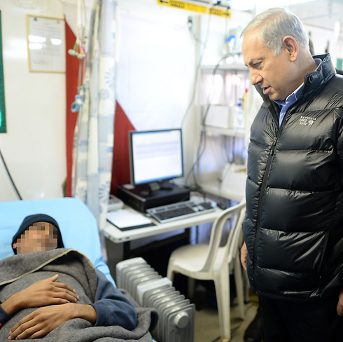 Netanyahu examining a Syrian patient (Photo: Kobi Gideon, GPO)