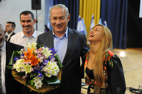Netanyahu and former X-Factor contestant Eden Ben Zakan (Photo: Avihu Shapira)