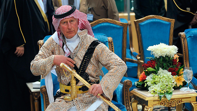 הנסיך הבריטי צ'ארלס משתתף בריקוד חרבות סעודי (צילום: רויטרס) (צילום: רויטרס)