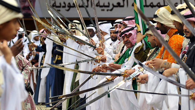 ריקוד חרבות מסורתי בסעודיה (צילום: EPA) (צילום: EPA)