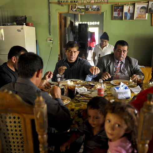 ארוחה ראשונה בבית המשפחה אחרי שנים (צילום: AFP) (צילום: AFP)
