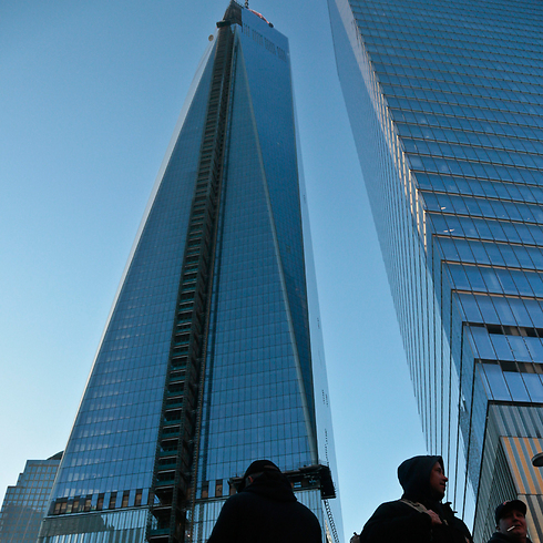 בניין מספר 1 במרכז הסחר העולמי החדש בניו יורק, שהולכי רגל הורחקו מסביבתו בשל סכנת הקרח הנופל (צילום: AP) (צילום: AP)