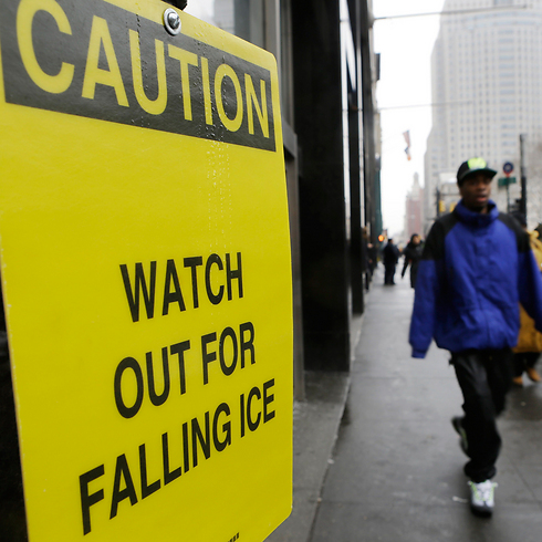 שלט המזהיר מפני נפילת חתיכות קרח (צילום: AP) (צילום: AP)