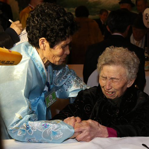 לי יונג סיל (מימין) מדרום קוריאה עם בתה דונג מיונק סוק (צילום: AFP) (צילום: AFP)