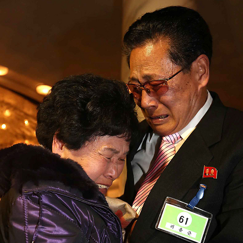 לי סון היאנג, בת 88 מדרום קוריאה, עם אחיה בן ה-72 מהצפון, לי יום גאון (צילום: EPA) (צילום: EPA)