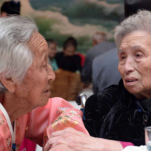 לי יואונג שיל (מימין, בת 88) מהדרום פוגשת את אחותה מהצפון (צילום: Gettyimages) (צילום: Gettyimages)