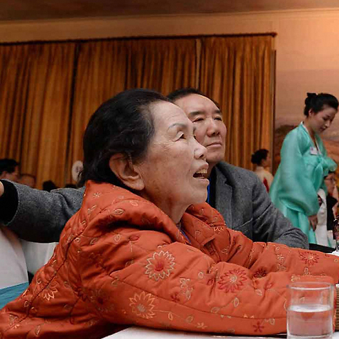 לי או הוואן, בת 85 מדרום קוריאה (שמאל) פוגשת את אחותה (צילום: Gettyimages) (צילום: Gettyimages)