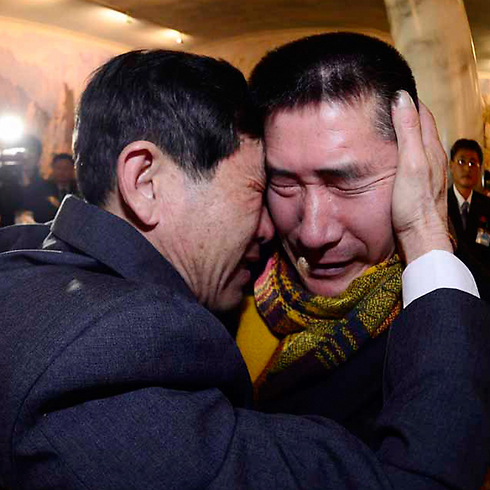 פארק יאנג גון (שמאל) מהדרום נפגש עם אחיו פארק יאנג סו (צילום: Gettyimages) (צילום: Gettyimages)
