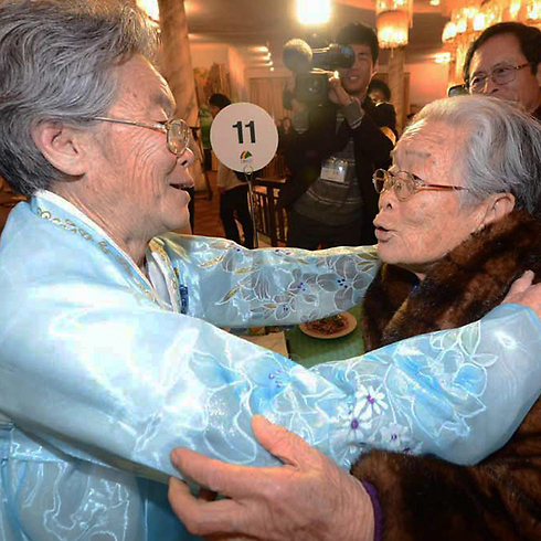 קים סונג יון (בת 96, משמאל) מדרום קוריאה מתאחדת עם אחותה (צילום: Gettyimages) (צילום: Gettyimages)