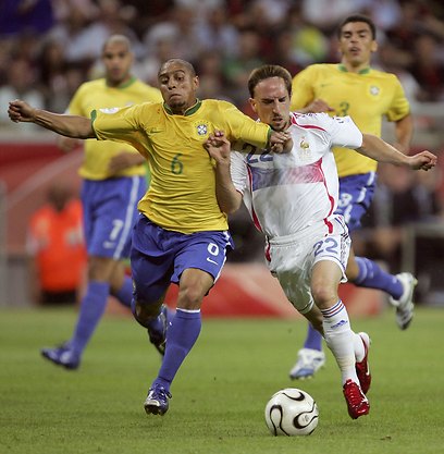 רוברטו קרלוס במשחקו האחרון בנבחרת ברזיל מול צרפת (צילום: גטי אימג'ס) (צילום: גטי אימג'ס)