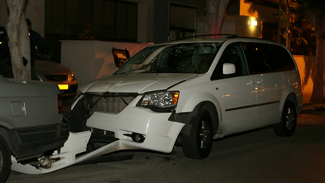 נזק קל יחסית לרכבו של בכיר במועצת העירייה (צילום: עידו ארז) (צילום: עידו ארז)