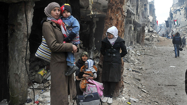 Palestinian family in Yarmouk (Photo: EPA)