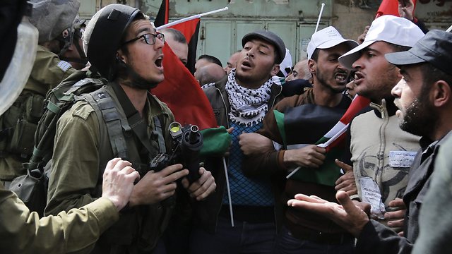 IDF, Palestinians clash in Hebron (Photo: Reuters)