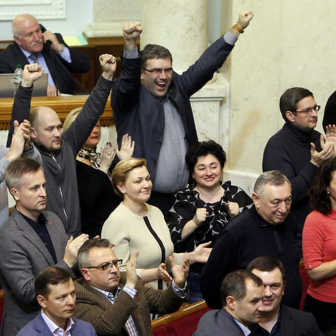הדחת ינוקוביץ' בפרלמנט (צילום: רויטרס) (צילום: רויטרס)
