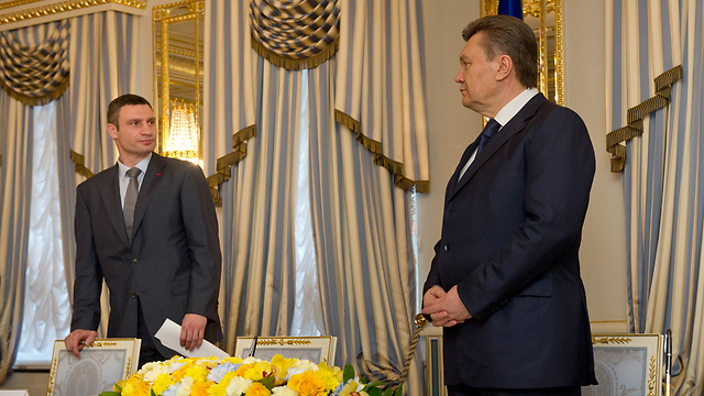 ינוקוביץ' ברגעיו האחרונים כנשיא עם מנהיג האופוזיציה קליצ'קו (צילום: MCT) (צילום: MCT)