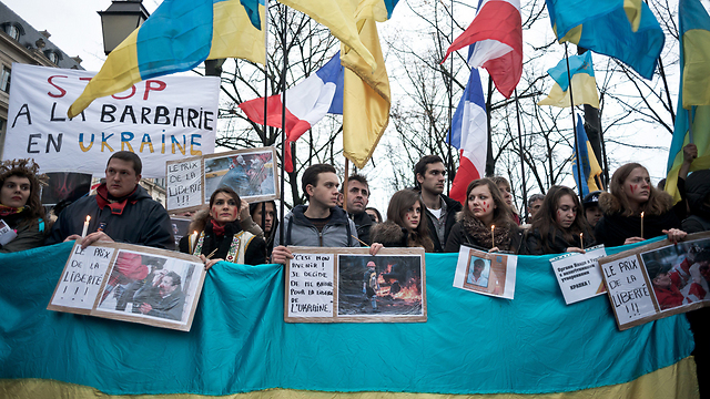 תמיכה חובקת עולם באופוזיציה האוקראינית. הפגנה בפריז (צילום: MCT) (צילום: MCT)