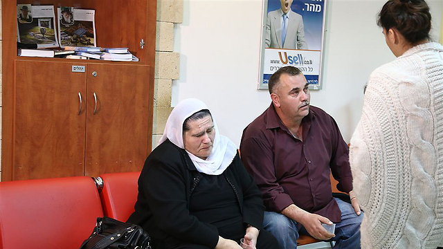 אמם של הילאל וג'לאל בבית החולים (צילום: עופר עמרם) (צילום: עופר עמרם)