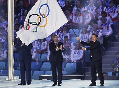 Передача олимпийского флага. Фото: ЕРА