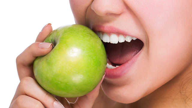 אכילת תפוח מנקה את הפה מחיידקים (צילום: shutterstock) (צילום: shutterstock)