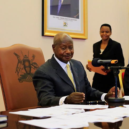 חותם על החוק השנוי במחלוקת. נשיא אוגנדה מוסבני (צילום: רויטרס) (צילום: רויטרס)